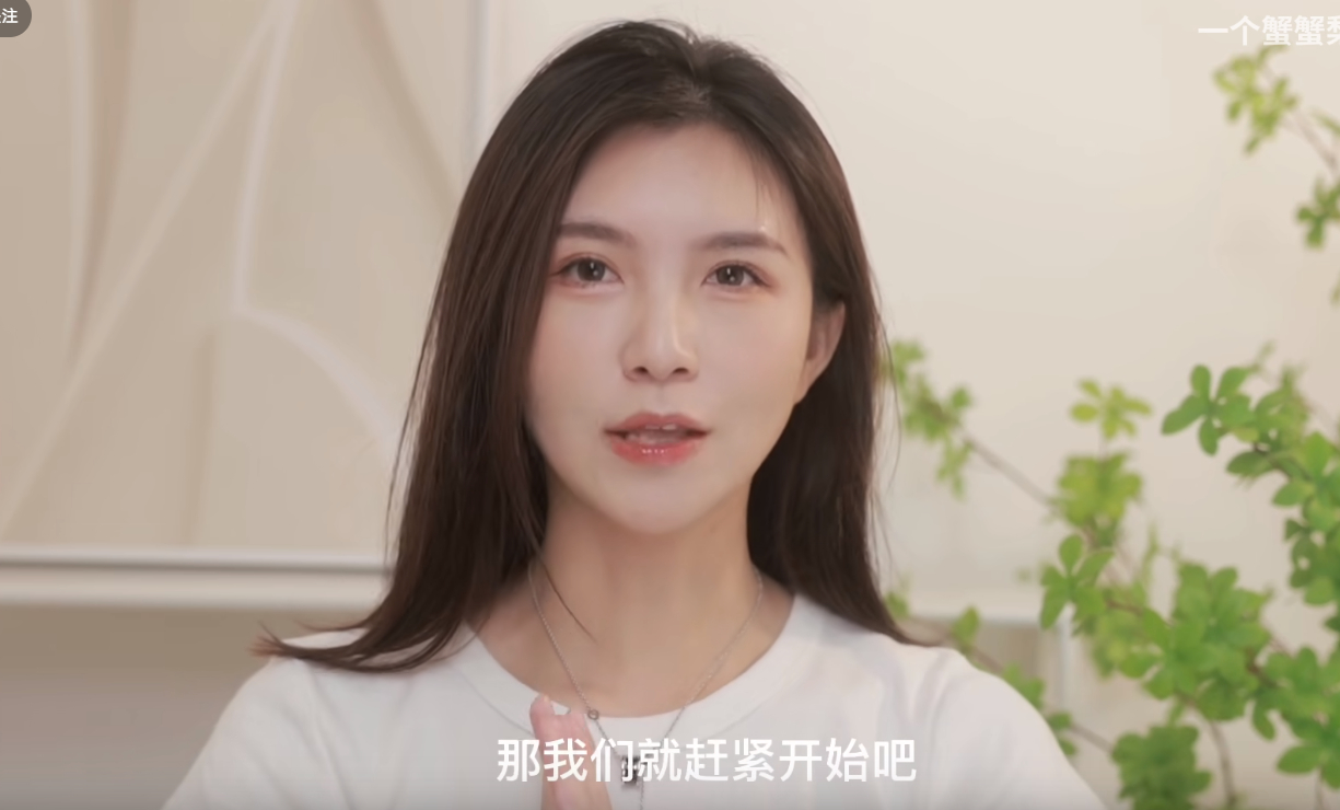 B站一个蟹蟹梨酷似“蒂法”爆火小姐姐火了，也有点像邹兆龙！