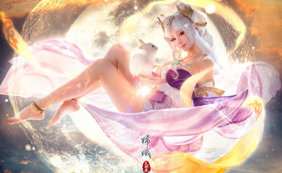 00后COSER妹子“走路摇”一张5图万起 吸粉160万